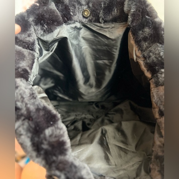 Victorias Secret NWT Hobo Weekender Black Faux Fur Tote Bag - Picture 5 of 6